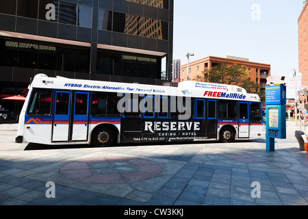 Denver è gratuito Mall corsa sulla 16th Street Mall all'angolo del XVI e Lawrence Foto Stock