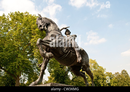 Statua in bronzo "energia fisica' da George Frederic Watts nei giardini di Kensington, London, Regno Unito Foto Stock