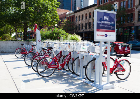 Una cremagliera di biciclette pronte per il noleggio a Denver B-Stand di ciclo Foto Stock