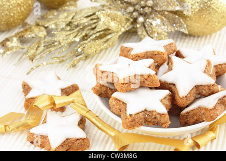 Natale a forma di stella cannella i cookie o biscotti con decorazioni in oro. Foto Stock