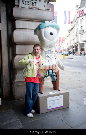 Tourist in posa con Olimpiadi di Londra 2012 Mascotte Foto Stock