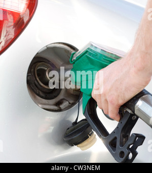 Un uomo di pompaggio del gas nel serbatoio Foto Stock