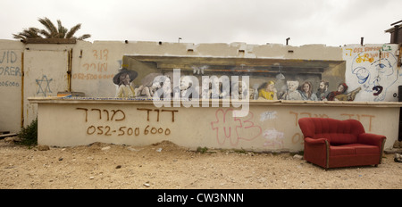 Un divano rosso sulla spiaggia e dipinto graffiti ritratti della famosa in tutto il mondo la gente, Tel Aviv, Israele Foto Stock