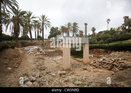Sito archeologico che mostra un 1991 replica della tarda età del bronzo cuscinetto porta i titoli del faraone Ramses II Foto Stock