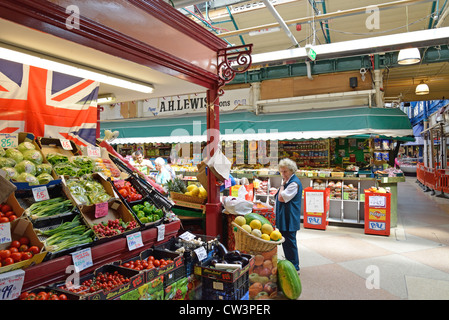 Bancarella di frutta e verdura a Newport Indoor Market, City of Newport (Casnewydd), Wales (Cymru), Regno Unito Foto Stock