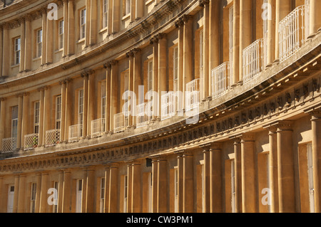 Architettura. L'arco di spazzamento del Circus, nella città di Bath, uno di un trio di eleganti terrazze Georgiane la curvatura in un cerchio di case. In Inghilterra. Foto Stock