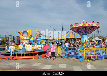 Bambini Il luna park sul lungomare, Barry Island, Barry, Vale of Glamorgan, Wales, Regno Unito Foto Stock