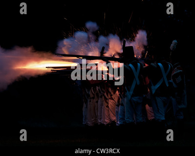 La fanteria britannica re enactors sparando loro moschetti in una battaglia notturna ri emanazione all'Assedio di Fort Erie guerra di 1812 fine settimana. Foto Stock