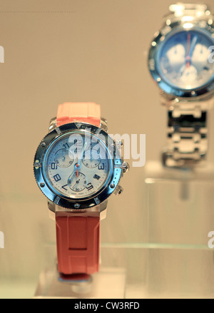 Il lusso orologi uomo sul display in un Singapore shopping mall. Foto Stock