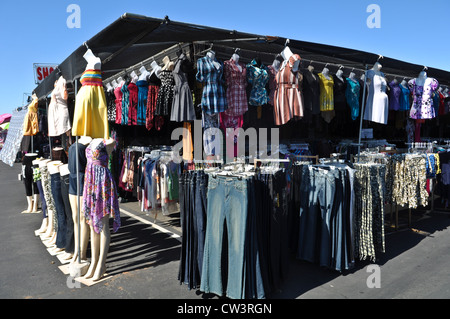 Vestiti per la vendita al Mercato delle Pulci Foto Stock
