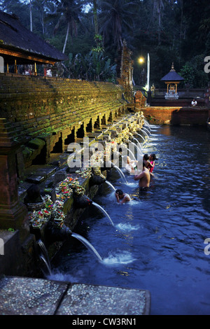 Il sacro le acque di balneazione di Tirta Empul. Foto Stock