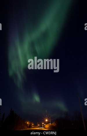Luci del nord di danza nel cielo notturno in una fredda notte Foto Stock