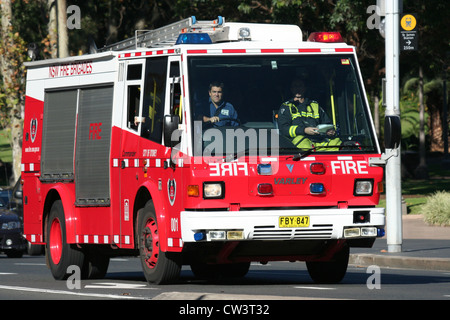 Un Nuovo Galles del Sud Vigili del Fuoco veicolo sul suo modo di partecipare a un allarme nel CBD di Sydney, Nuovo Galles del Sud, Australia. Foto Stock