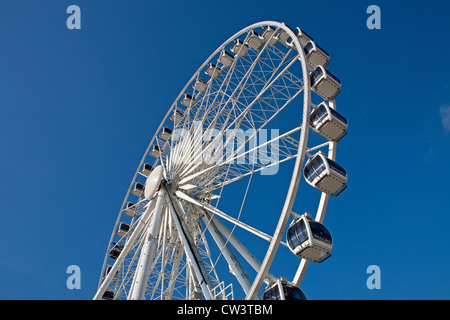 Ruota di Brighton una grande ruota panoramica Ferris accanto alla spiaggia e mare Foto Stock