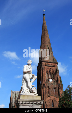 Statua di Robert Burns e Greyfriars chiesa steeple, Dumfries Scozia, Regno Unito Foto Stock