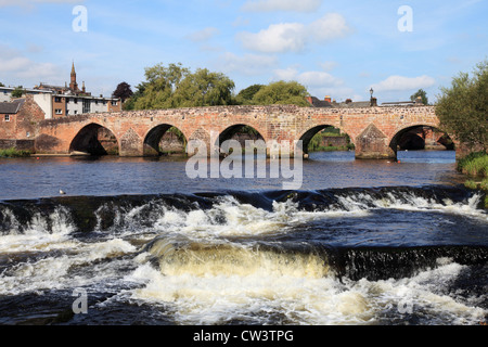 Devorgilla ponte di pietra sul Fiume Nith con weir in primo piano Dumfries Scozia, Regno Unito Foto Stock