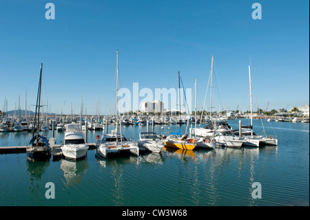 Breakwater Marina con barche, barche a vela e barche a motore allo Strand, la passeggiata sulla spiaggia di Townsville, estremo Nord Queensland Foto Stock