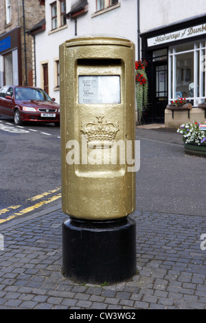 Dunblane postbox Oro dipinta in onore di Andy Murrays medaglia d'oro a Londra nel 2012 Giochi Olimpici. La casella postale è stato soggetto ad atti vandalici Foto Stock