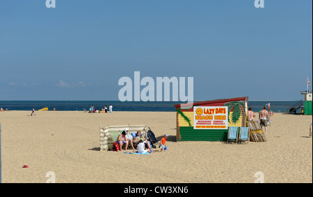 Una famiglia godendo il sole sulla spiaggia yarmouth norfolk England Regno Unito Foto Stock