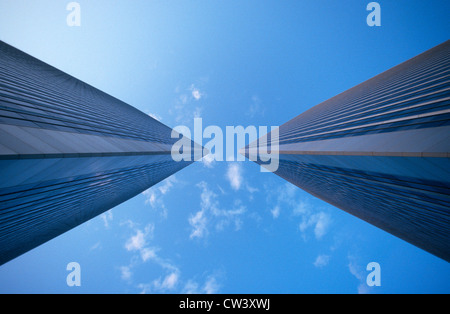 Worm'occhio del secolo le torri della città di Los Angeles in California Foto Stock