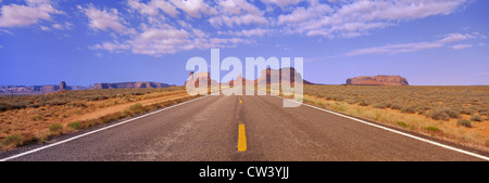 Questo percorso 163 che corre attraverso Navajo Indian Reservation. strada corre grandi attraverso il foro centrale e diventa più piccola come teste verso Foto Stock