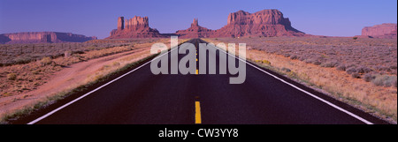 Questo percorso 163 che corre attraverso Navajo Indian Reservation. strada corre grandi attraverso il foro centrale e diventa più piccola come teste verso Foto Stock