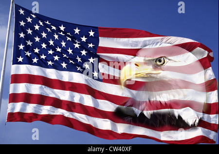 Questa una bandiera americana sventolare nel vento contro il cielo blu. Un Americano aquila calva digitalmente miscelato nel lato destro in bandiera Foto Stock