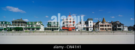 Questi sono in stile vittoriano case affacciato sulla spiaggia di Cape May. Vi staccionata in legno che separa la spiaggia e case. case hanno grandi Foto Stock