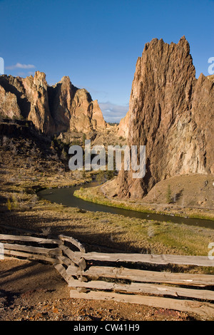 Recinzione al Riverside, Crooked River, Smith Rock State Park, Oregon, Stati Uniti d'America Foto Stock