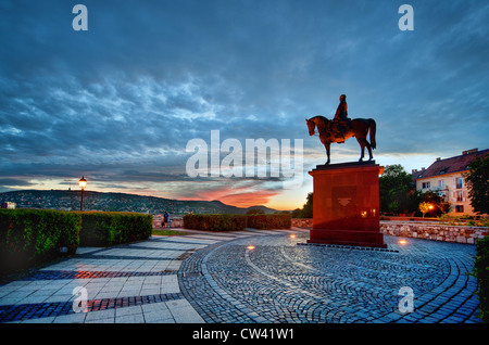 Una statua del patriota ungherese Görgey Artúr al di fuori del Castello di Buda a Budapest, Ungheria, al tramonto Foto Stock