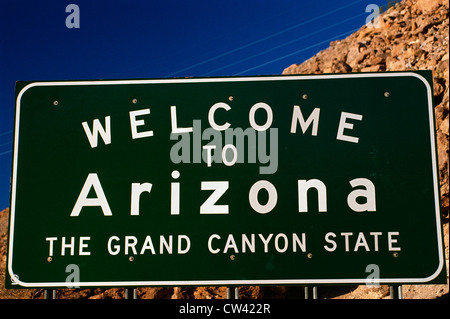 Questo è un cartello stradale che dice, benvenuti in Arizona, il Grand Canyon Stato. È contro un cielo blu. Foto Stock