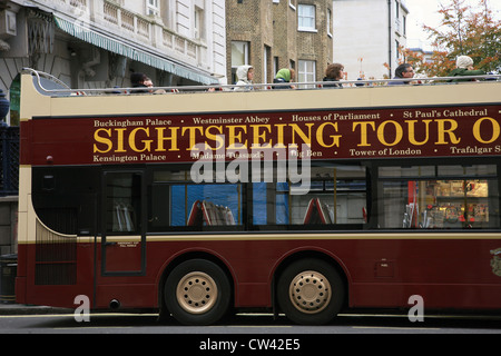 London bus panoramico. I turisti amano open-top tour bus permettono loro, un ottimo modo di viaggiare intorno alla capitale editoriale [solo] Foto Stock