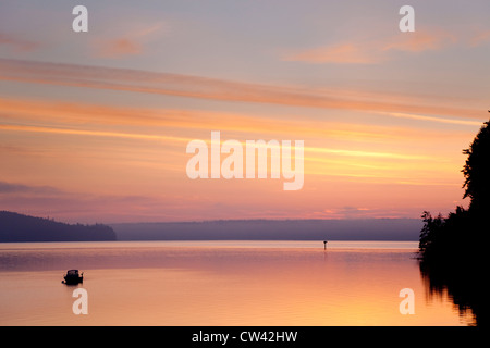 Stati Uniti d'America, nello Stato di Washington, cappa Canal, barca su sunrise Foto Stock