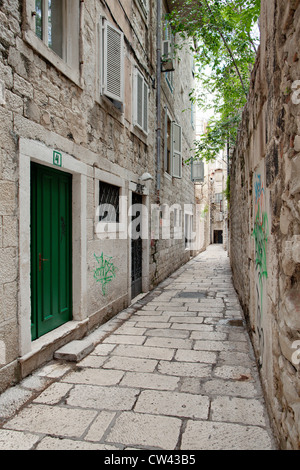 Stretto vicolo nel palazzo di Diocleziano (Città Vecchia). Split, Croazia. Foto Stock