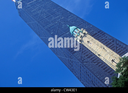 Vecchio 1869 Chicago Water Tower e il John Hancock Building, Chicago, Illinois Foto Stock