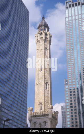 Vecchio 1869 Chicago Water Tower su Michigan Avenue, Chicago, IL Foto Stock