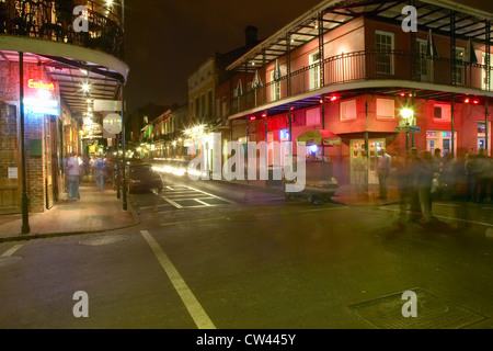 Vita notturna con luci su Bourbon Street nel Quartiere Francese di New Orleans, Louisiana Foto Stock