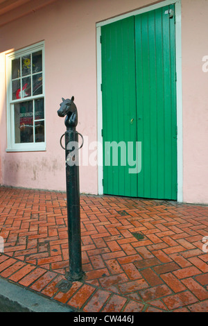 Antica dipinta a fresco di porte e testa di cavallo post di aggancio nel Quartiere Francese nei pressi di Bourbon Street a New Orleans, Louisiana Foto Stock