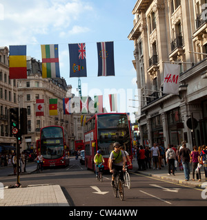 Regent Street con le bandiere durante le Olimpiadi - London REGNO UNITO Foto Stock