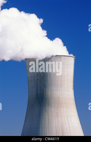 Il vapore ondeggianti dalla centrale nucleare reattore Foto Stock