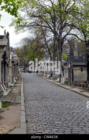 Percorso in ciottoli che conducono a Pere Lachaise, Parigi, Francia Foto Stock