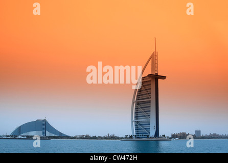 3479. Burj al Arab & H spiaggia di Jumeirah, Dubai, EAU. Foto Stock