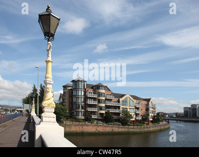 Edilizia residenziale, Laganside, visto dalla Queen's Bridge, Belfast, Noerthern Irlanda Foto Stock