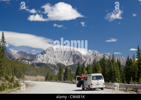 Canada, Pietro Loughheed Parco Provinciale, Spray Smith-Dorrien Trail, Donna in van sulla strada di montagna Foto Stock