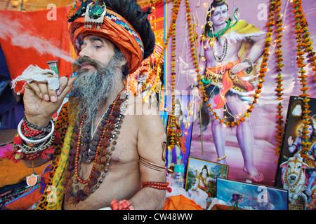 Sadhu (uomo santo) fumatori di hashish a Kumbh Mela Festival 2010, Haridwar, India. Foto Stock