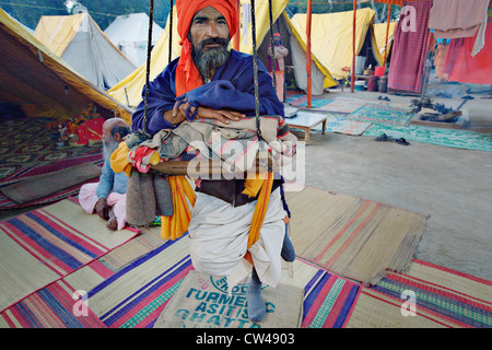 Uomo Santo (sadhu) che sta per dodici anni (non sit / stabiliscono). Kumbh Mela Festival 2010, Haridwar, India. Foto Stock