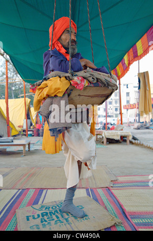 Uomo Santo (sadhu) che sta per dodici anni (non sit / stabiliscono). Kumbh Mela Festival 2010, Haridwar, India. Foto Stock