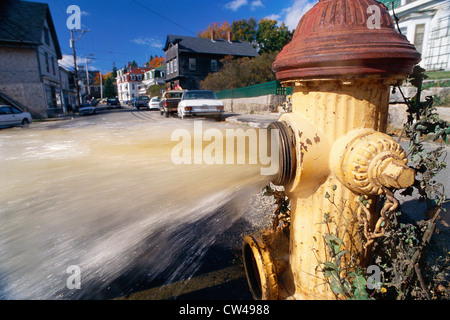 Aprire idrante di fuoco acqua di ripresa Foto Stock