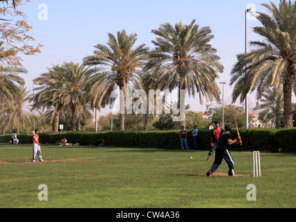 3498. Il cricket, Indiana e lavoratori Pakistani, Dubai, EAU. Foto Stock