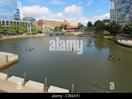 Vista di Waterplace Park e ristorante nel centro di Providence con il Rhode Island statehouse in background Foto Stock